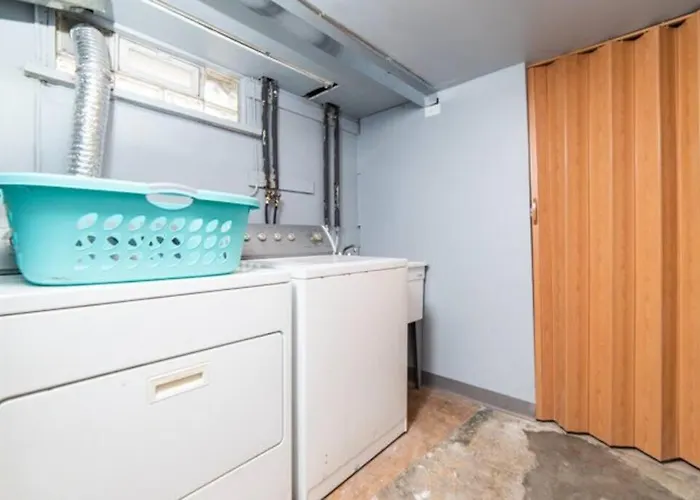 1st Floor - Free Parking - Washer & Dryer - Agh