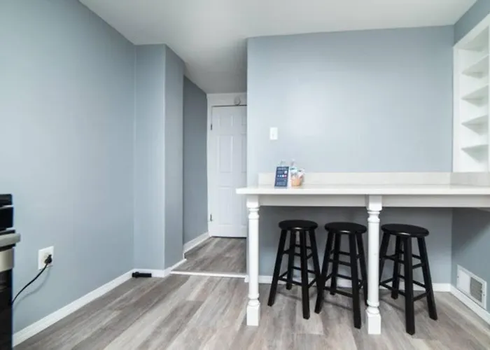 1st Floor - Free Parking - Washer & Dryer - Agh